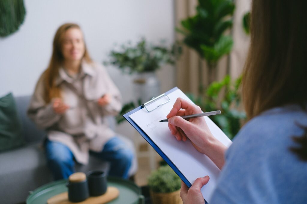 écoute et prise de notes pendant une séance de conseil et d'accompagnement évènements de la vie avec Complicité Animale